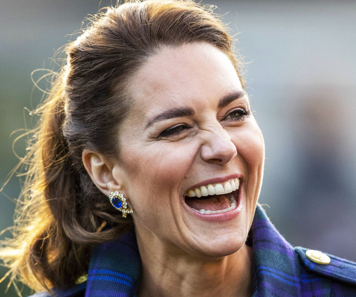     «Она сняла обувь как обычная мама»: Кейт Миддлтон с детьми появились в батутном парке