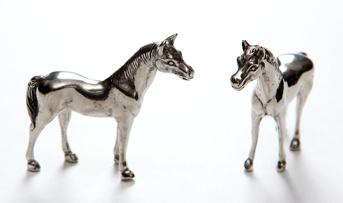 Horse table. T.S. & A.R. Brown изображения животных из олова.
