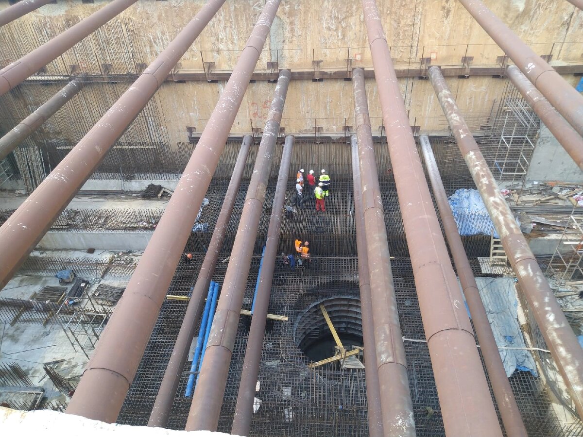 📷 2: Ведётся армирование лотка эвакуационного выхода в северном (со стороны ул. Александры Монаховой) торце котлована «Бачуринской». Как сообщает наш источник, от строительства полноценного вестибюля с этой стороны действительно приняли решение отказаться.