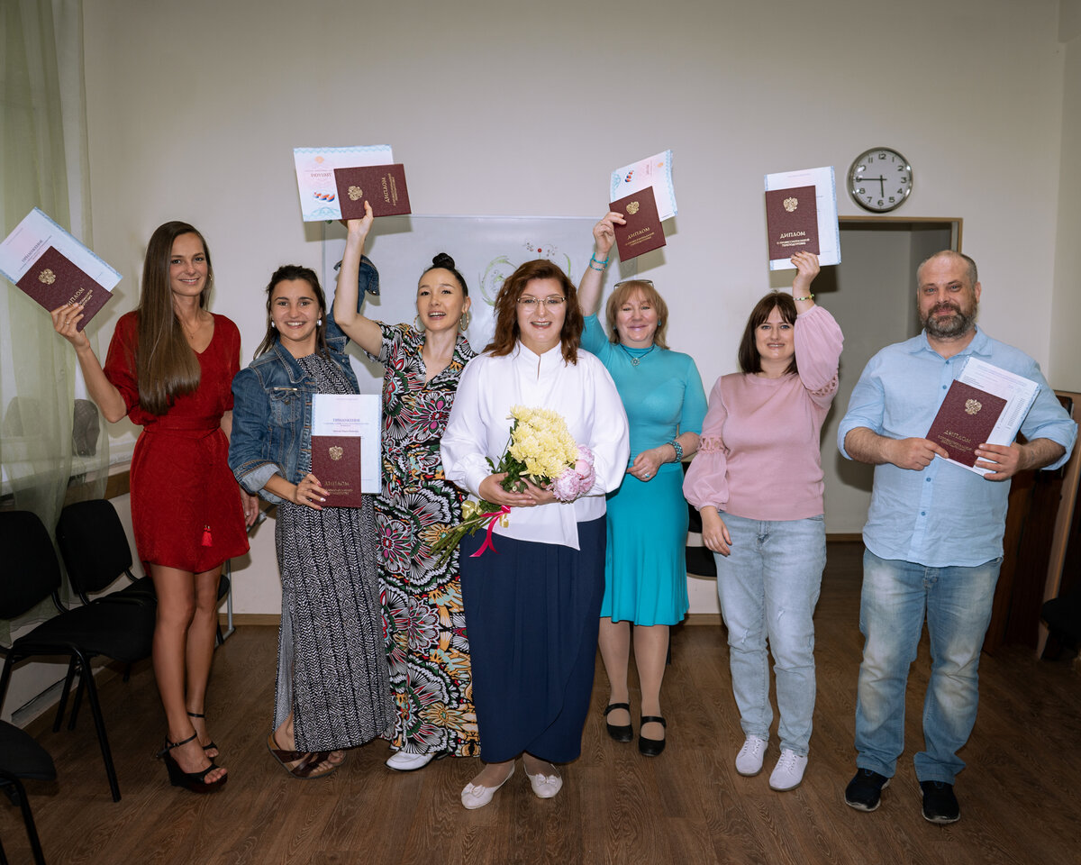 АНО МИПП. Вручение дипломов 3 потоку курса практической психологии. Марина Володина и выпускники 