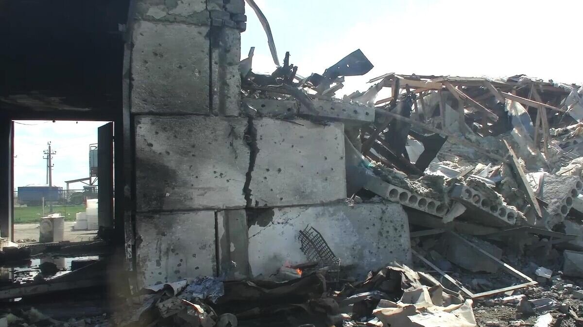    Последствие удара украинских войск "Точкой-У" по частной птицефабрике в городе Токмак Запорожской области© РИА Новости / Пресс-служба Минобороны РФ