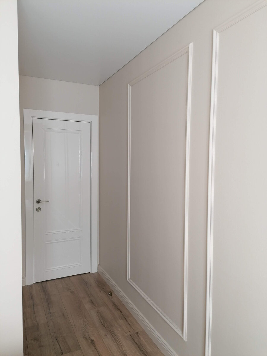 Добавив молдинг на однотонные стены пространство становится намного интереснее . Молдинг нужно выкрасить в основной тон стен.