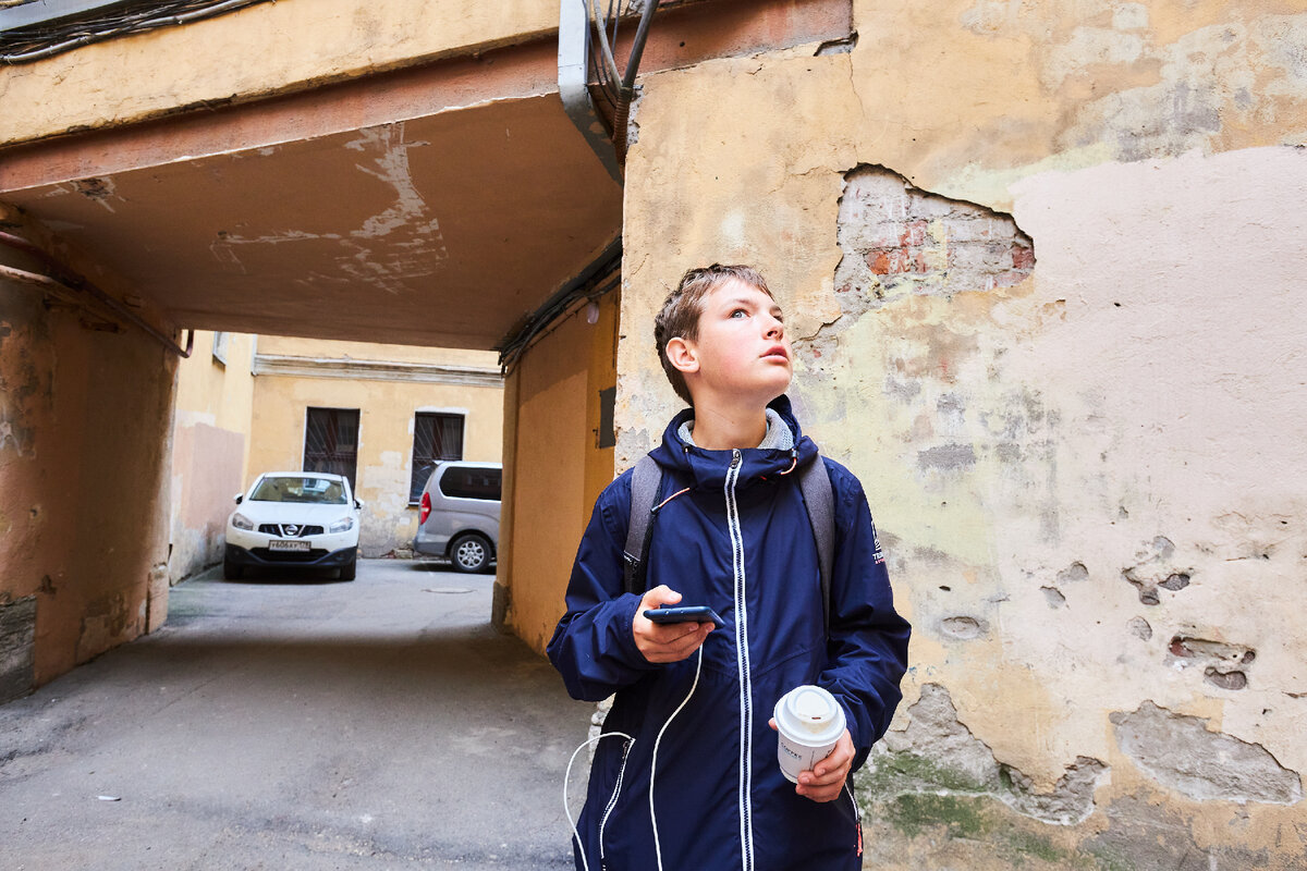 старый питерский двор васильевский остров. дворы питера с граффити. камеры дворов санкт петербурга. проходные дворы биографии. красивые дворы санкт-петербурга.