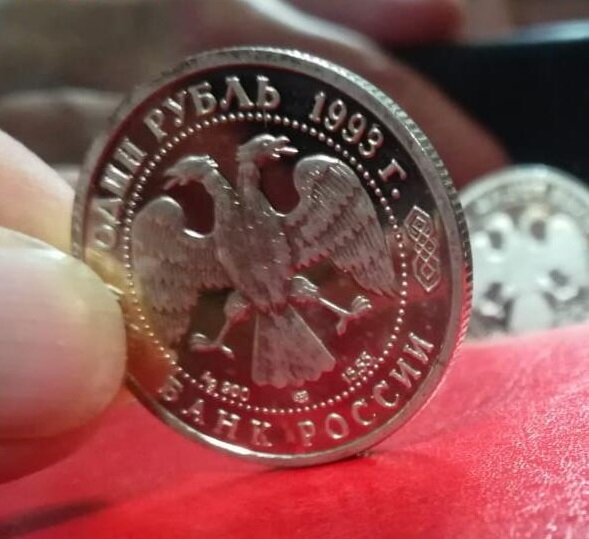 Памятная монета 90 лет свердловской области. Бутафорские монеты. Монеты 90 годов. Монета России в 90 годы.