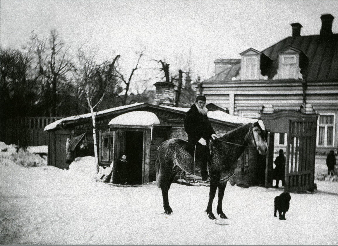 Лев толстой зимой. Лев толстой на коньках в Хамовниках, 1898 год.. Дом л.н. Толстого в Хамовниках 1900. Усадьба Толстого в Хамовниках старые фото. Лев толстой в Хамовниках.