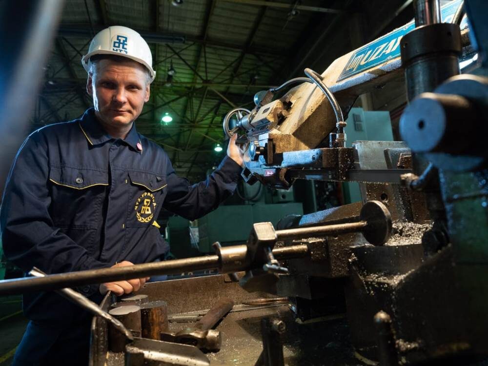    Дмитрий на рабочем месте. Фото: Андрей Дубровин