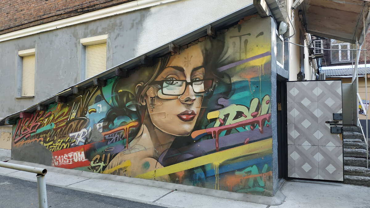 Девушка в очках, Красный проспект, 74