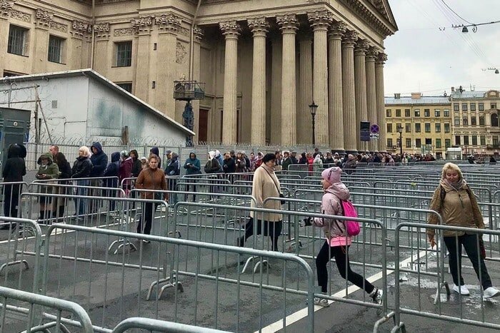 Ограждения перед Казанским собором