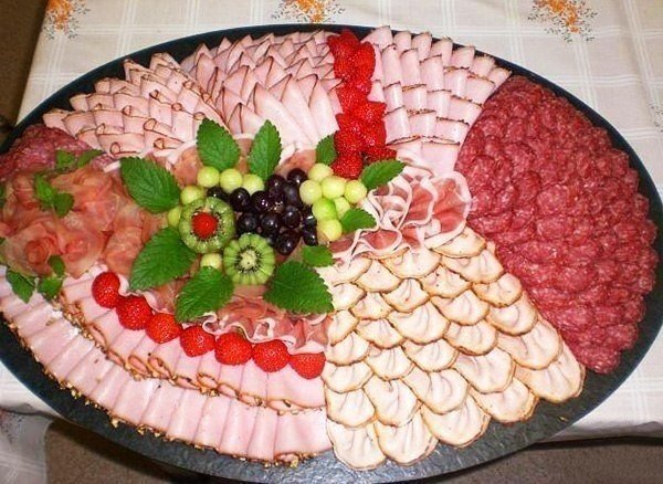 Как оформить мясную нарезку на праздничный. Как оформить мясную нарезку на праздничный