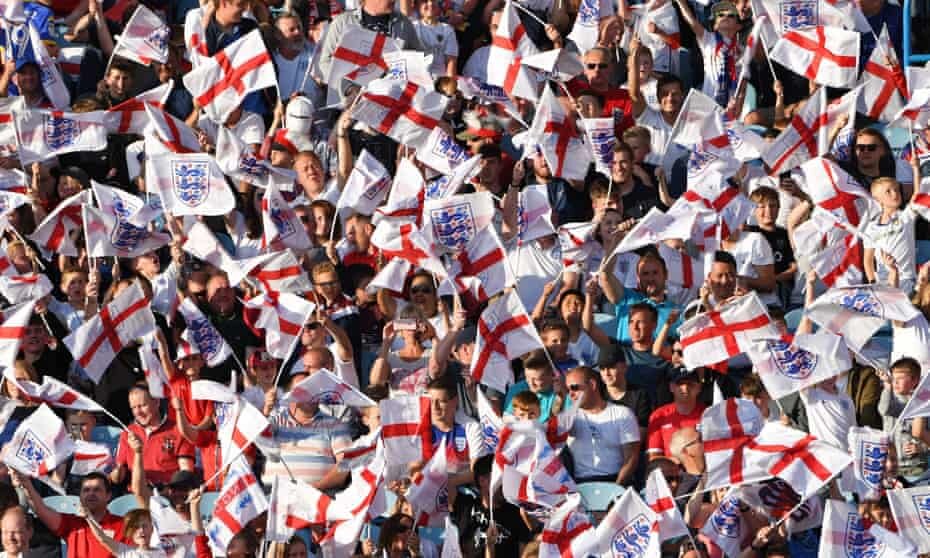 Английские болельщики с флагами Святого Георгия.