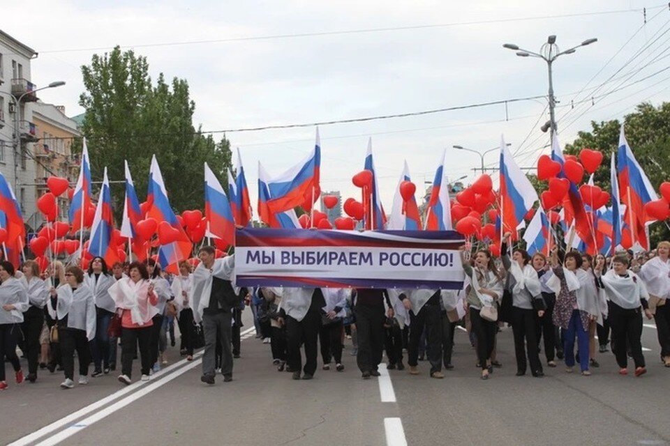     На референдумах абсолютное большинство жителей Донбасса поддержали решение о вхождении в состав России Никита МАКАРЕНКОВ, Павел ХАНАРИН