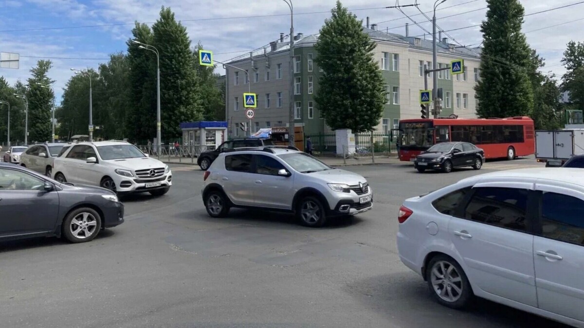     В центре Казани вновь наблюдаются километровые пробки на улицах Пушкина и Марселя Салимжанова. Дорожная ситуация в городе оценивается в три балла, передает сервис «Яндекс.Карты».