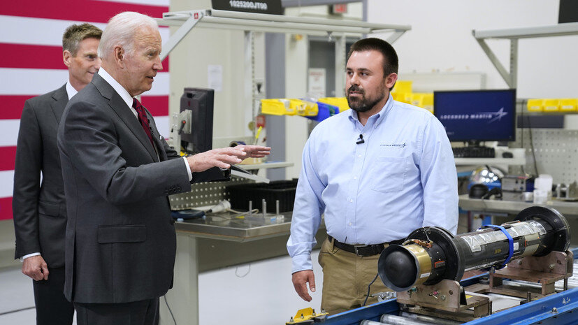     Президент США Джо Байден на заводе Lockheed Martin, производящем ПТРК Javelin AP Evan Vucci