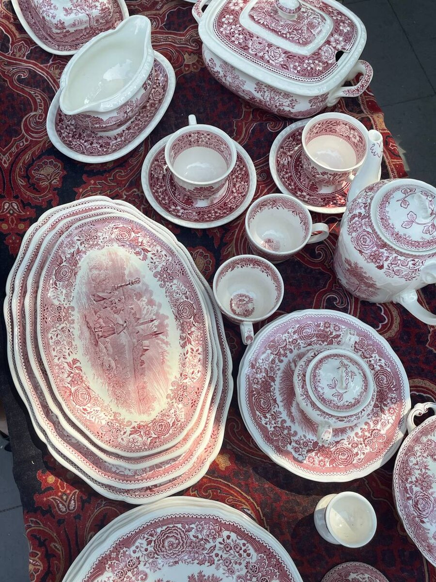 Нашли совершенно роскошный винтажный сервиз Villeroy & Boch в идеальном состоянии, жаль не увезти в полном составе!