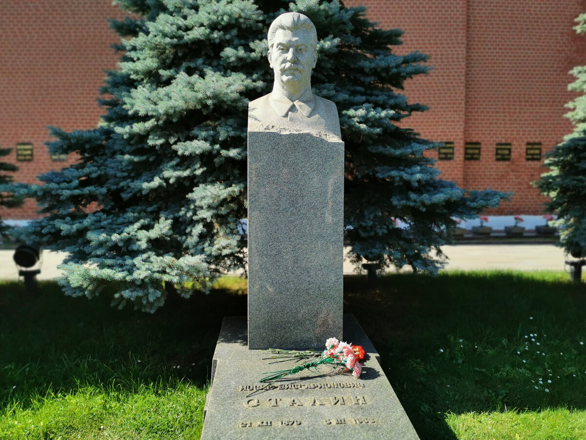 Могила И.В. Сталина у Кремлевской стены в Москве