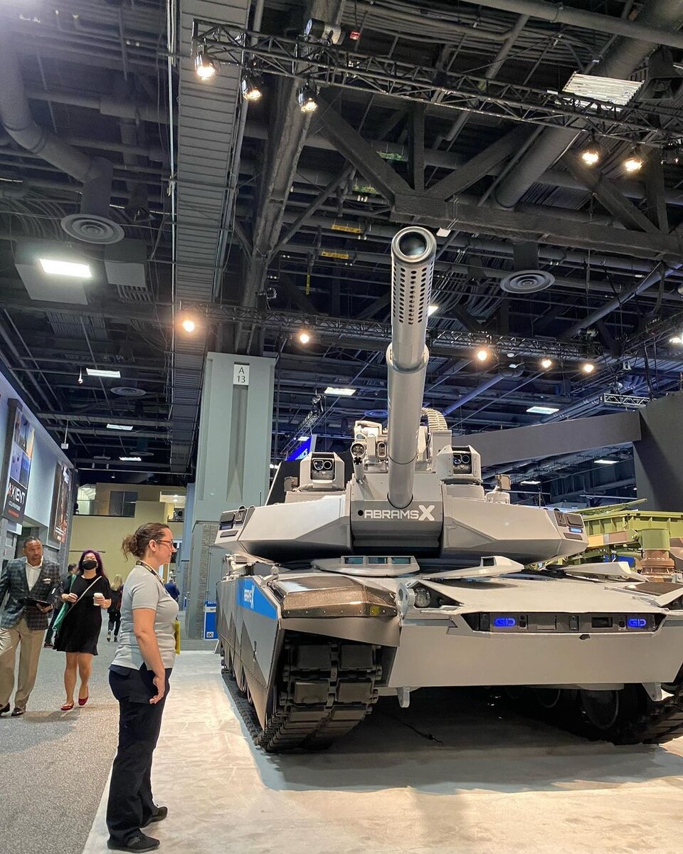 ОБТ AbramsX на выставке AUSA 2022 (фото tankersofficial)