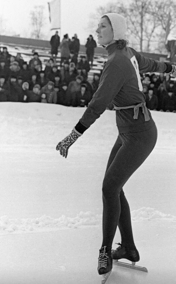 Конькобежный спорт ссср. Инга Артамонова конькобежка. Советская конькобежка Инга Воронина. Советская конькобежка Инга Артамонова. Инга Воронина, конькобежный спорт.