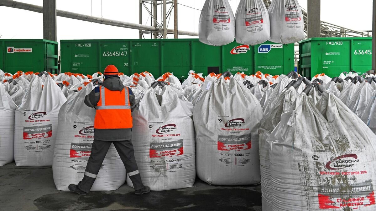    Погрузка готового цемента© РИА Новости / Александр Кряжев