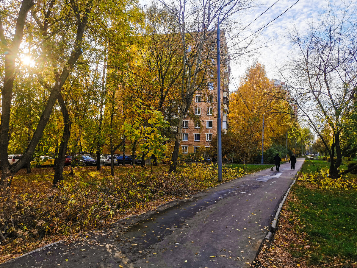 Проезд Черского - ещё одна "виртуальная" улица Москвы, которая большей частью состоит из пешеходной дорожки.