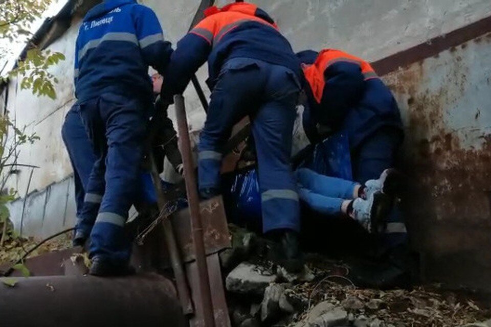     Спасатели помогли упавшему в Каменный лог липчанину  Пресс-служба ГО и ЧС Липецка.