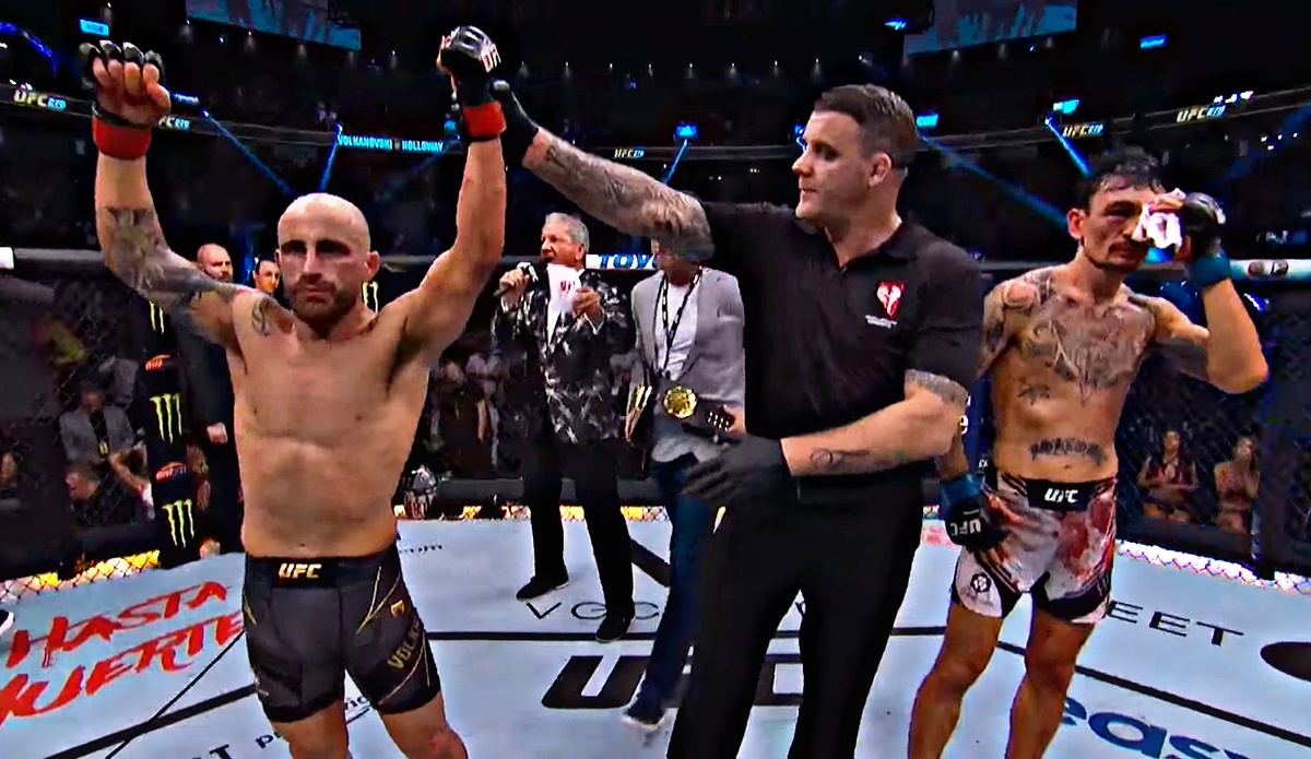 Победа Волкановски в трилогии с Холлоуэйем