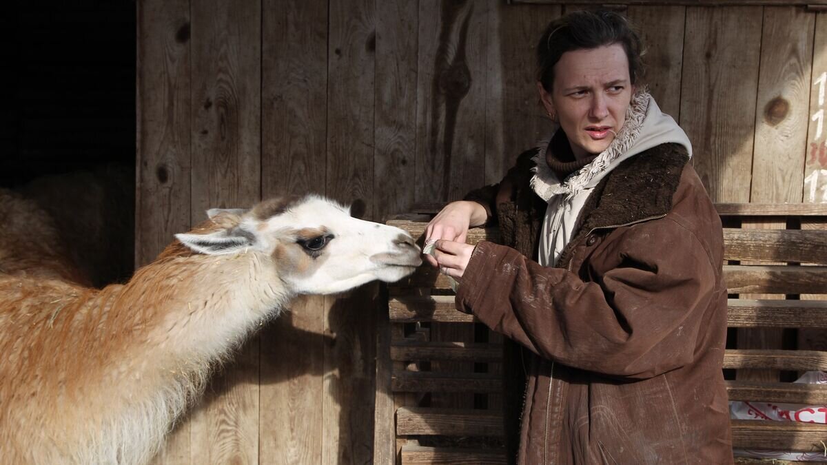    Сотрудница зоопарка в городе Докучаевск зверовод Виталина Ганева© РИА Новости / Вера Костамо
