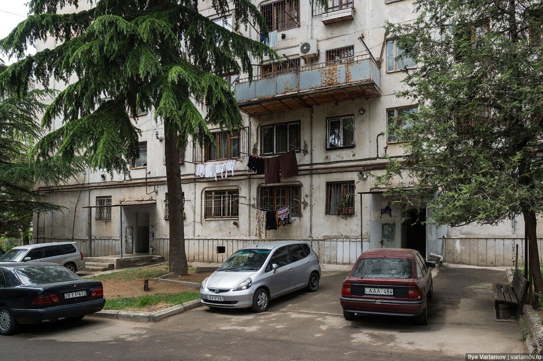 Несколько лет назад я побывал в Грузии. Начать я бы хотел с жилых районов Тбилиси. В далёком 2017 однокомнатная квартира в столице Грузии стоила $30 000.-19