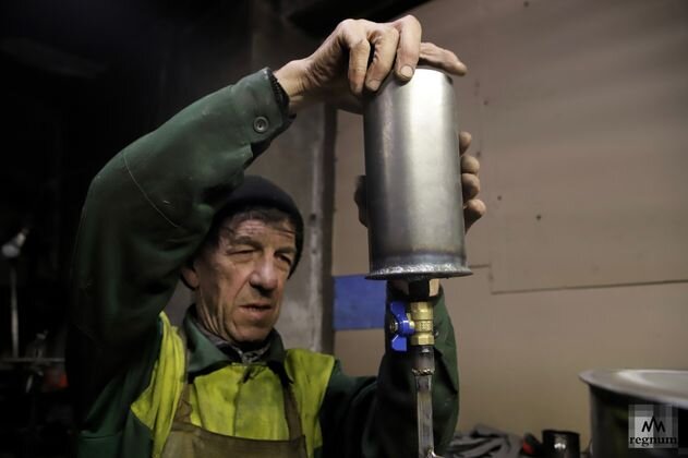    Раньше буржуйки изготавливались для мирной жизни — их использовали в гаражах, на дачах для отопления помещений Денис Абрамов © ИА REGNUM