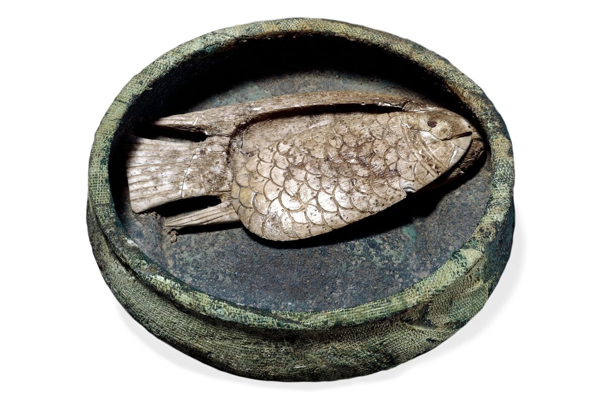 Косметичка из слоновой кости в форме рыбы