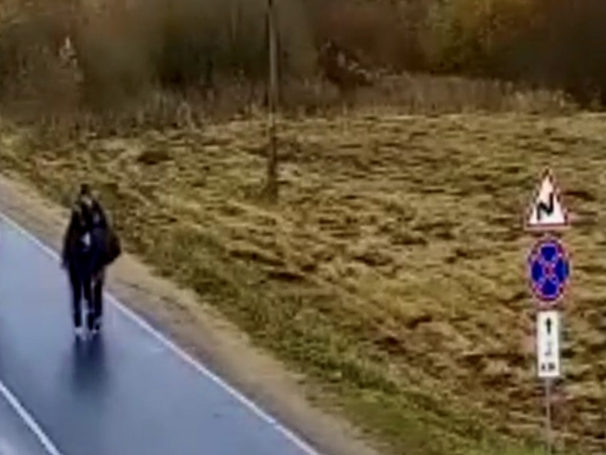  Собчак со товарищем подходят к загран. пункту 