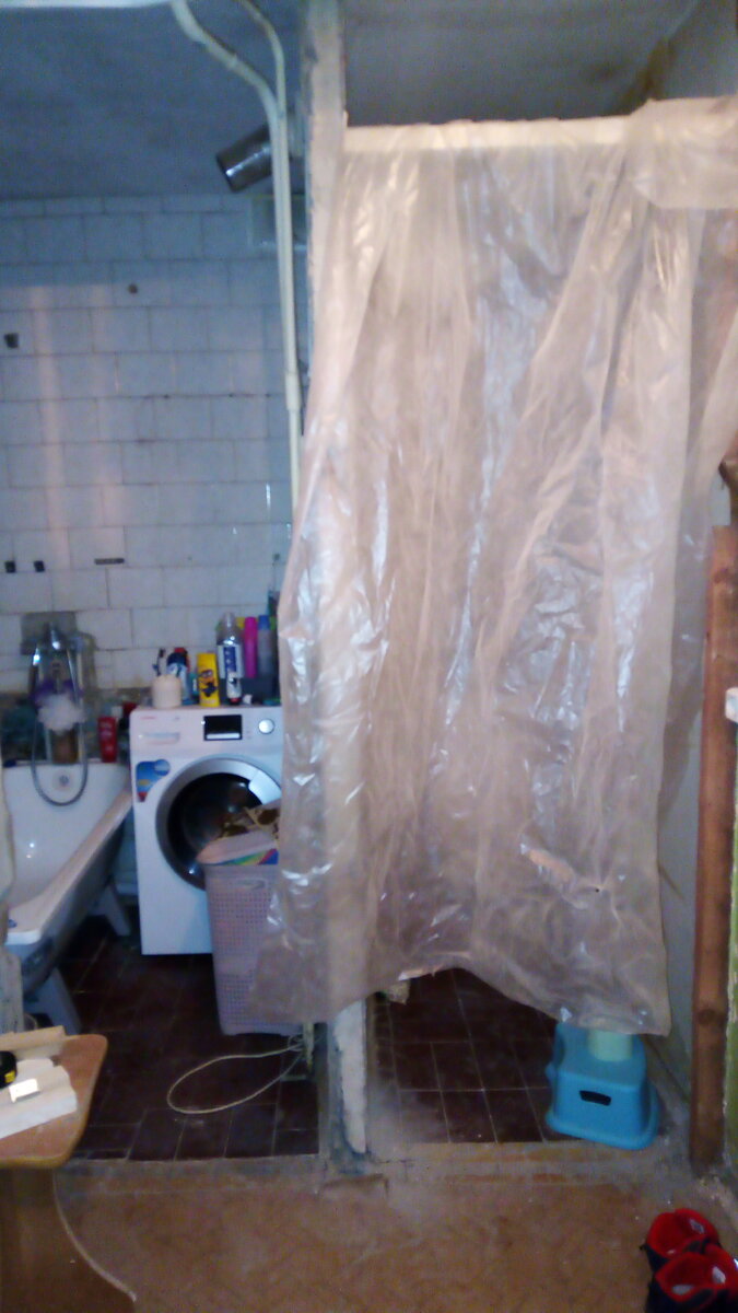 Ни окон ни дверей...слева ванная, справа туалет. 