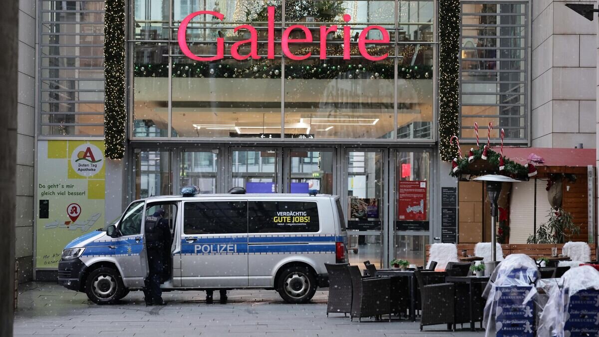    Автомобиль полиции возле торгового центра Altmarkt Galerie в Дрездене© AFP 2022 / Jens Schlueter