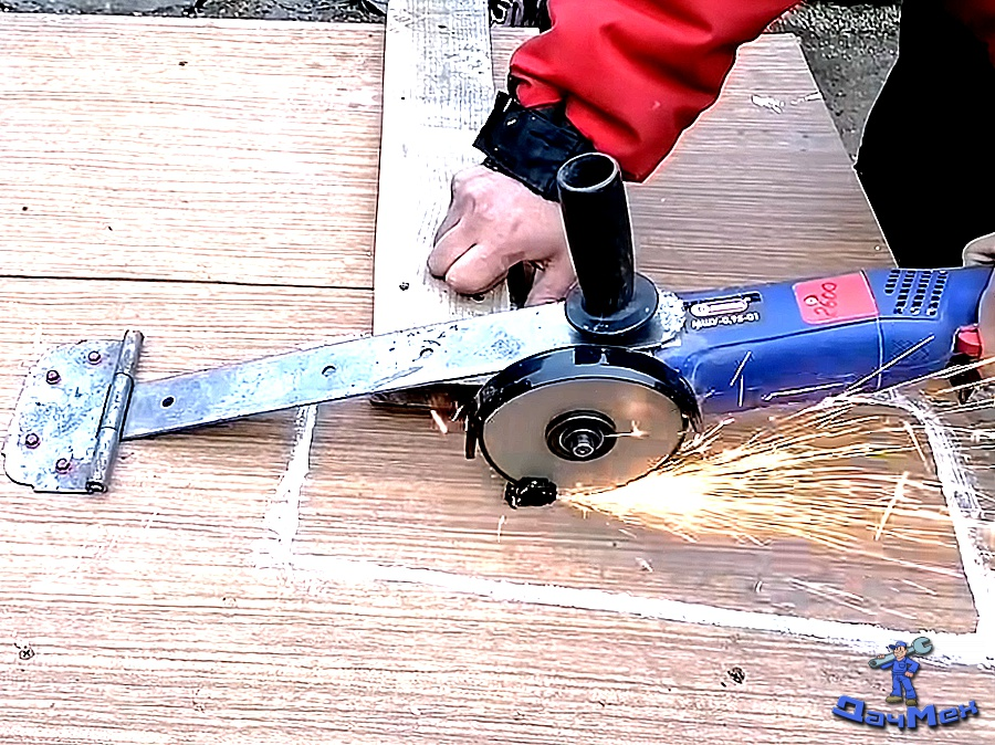 Стойка для болгарки за 10 минут (скриншот с видео из ютуба)