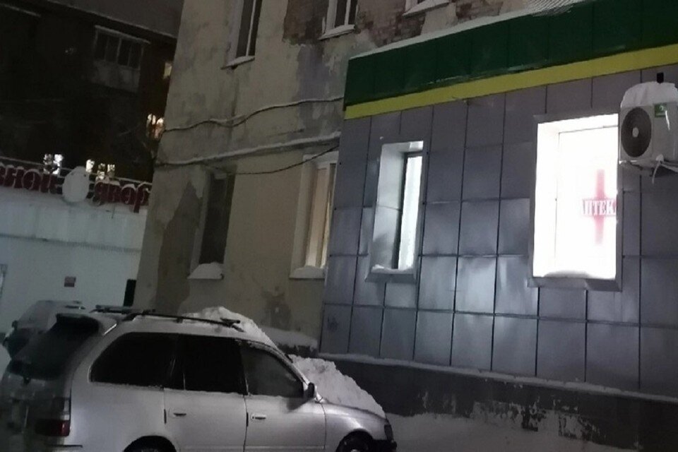     В Новосибирске снежная глыба придавила припаркованную машину. Фото: "Инцидент Новосибирск".