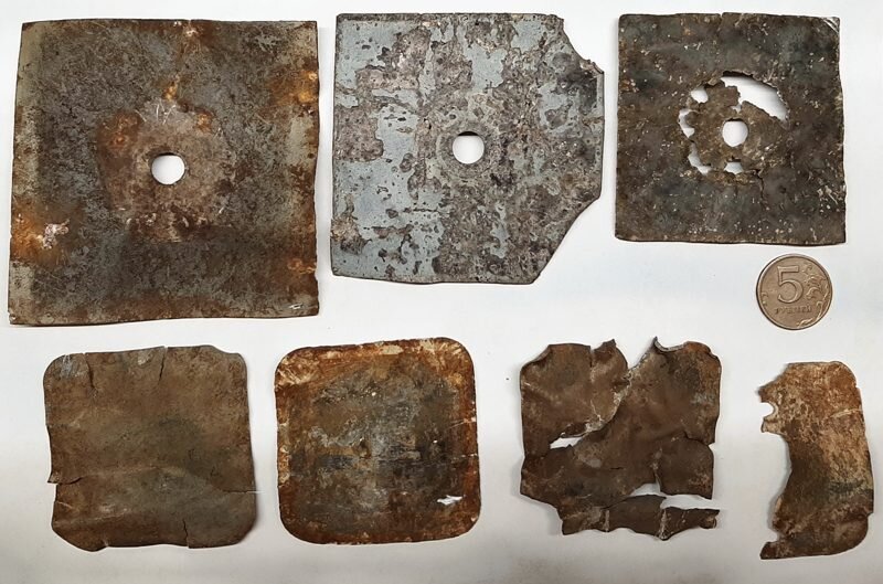 Квадратные "монеты" и монисто попадаются довольно часто, а вот понимания в составе чего они использовались - нет.