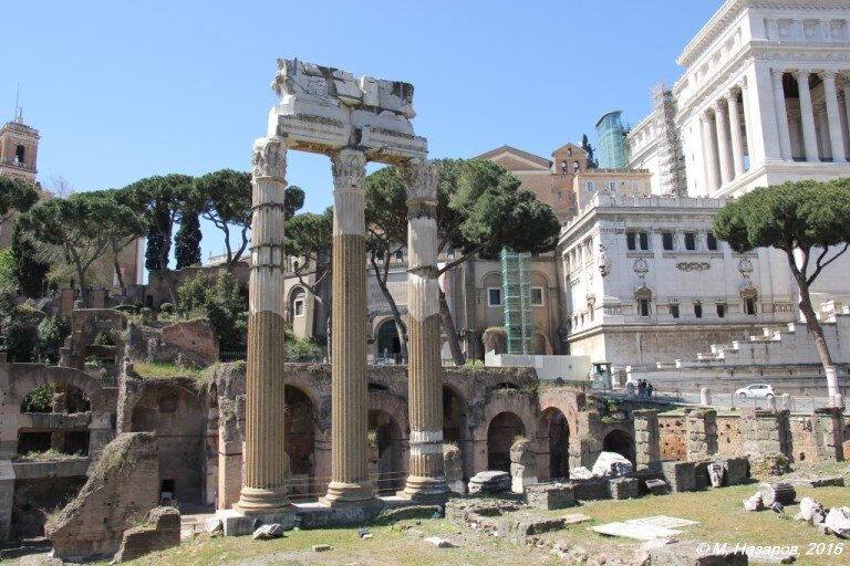 То, что осталось от храма Венеры-прародительницы на сегодняшний день. Скудненько выглядит? Включайте фантазию!