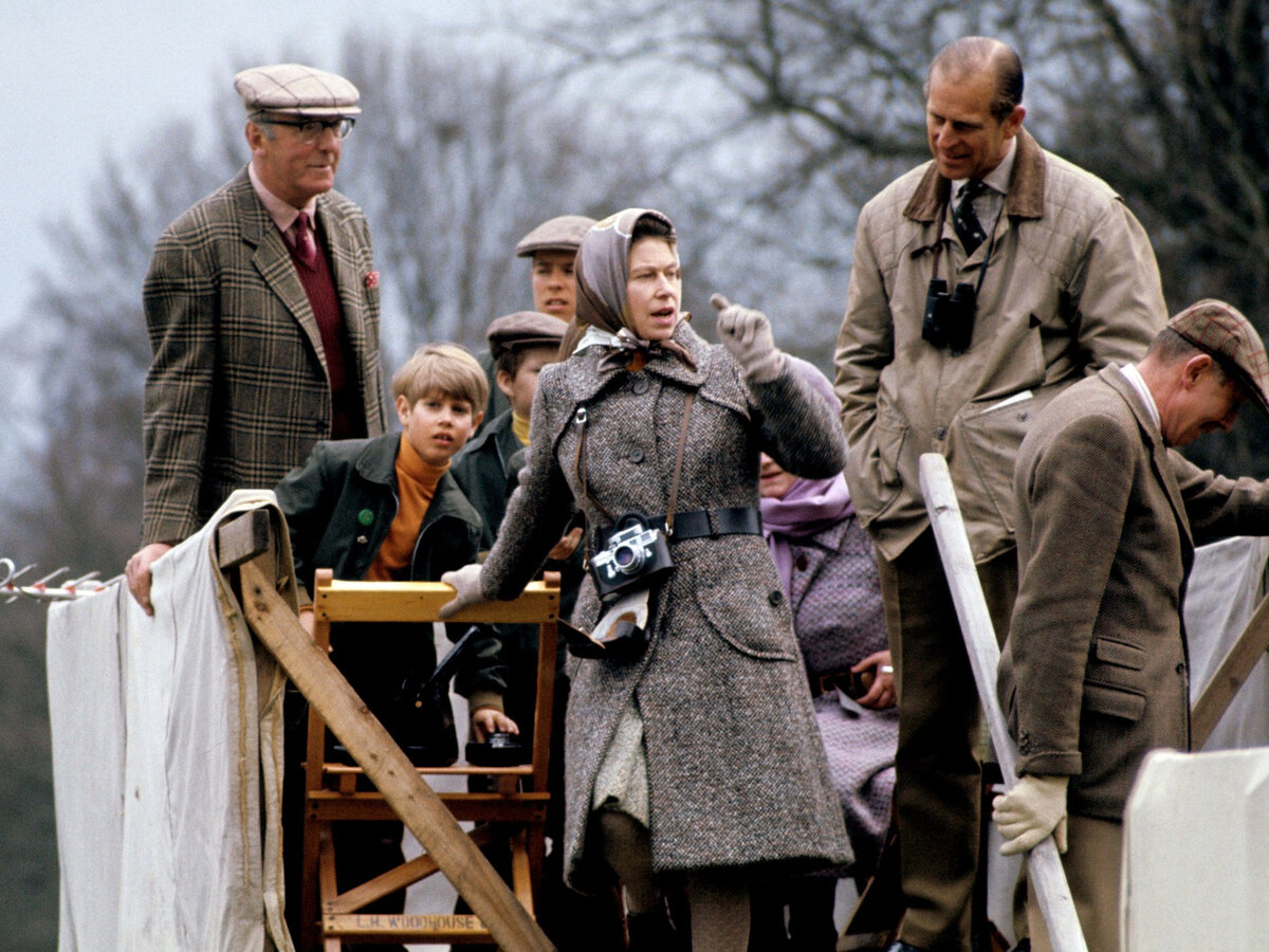    Герцог Бофорт, принц Эдdард, виконт Линли, Елизавета II и герцог Эдинбургский наблюдают за бегом по пересеченной местности на соревнованиях Badminton Horse Trials, 4 января 1973