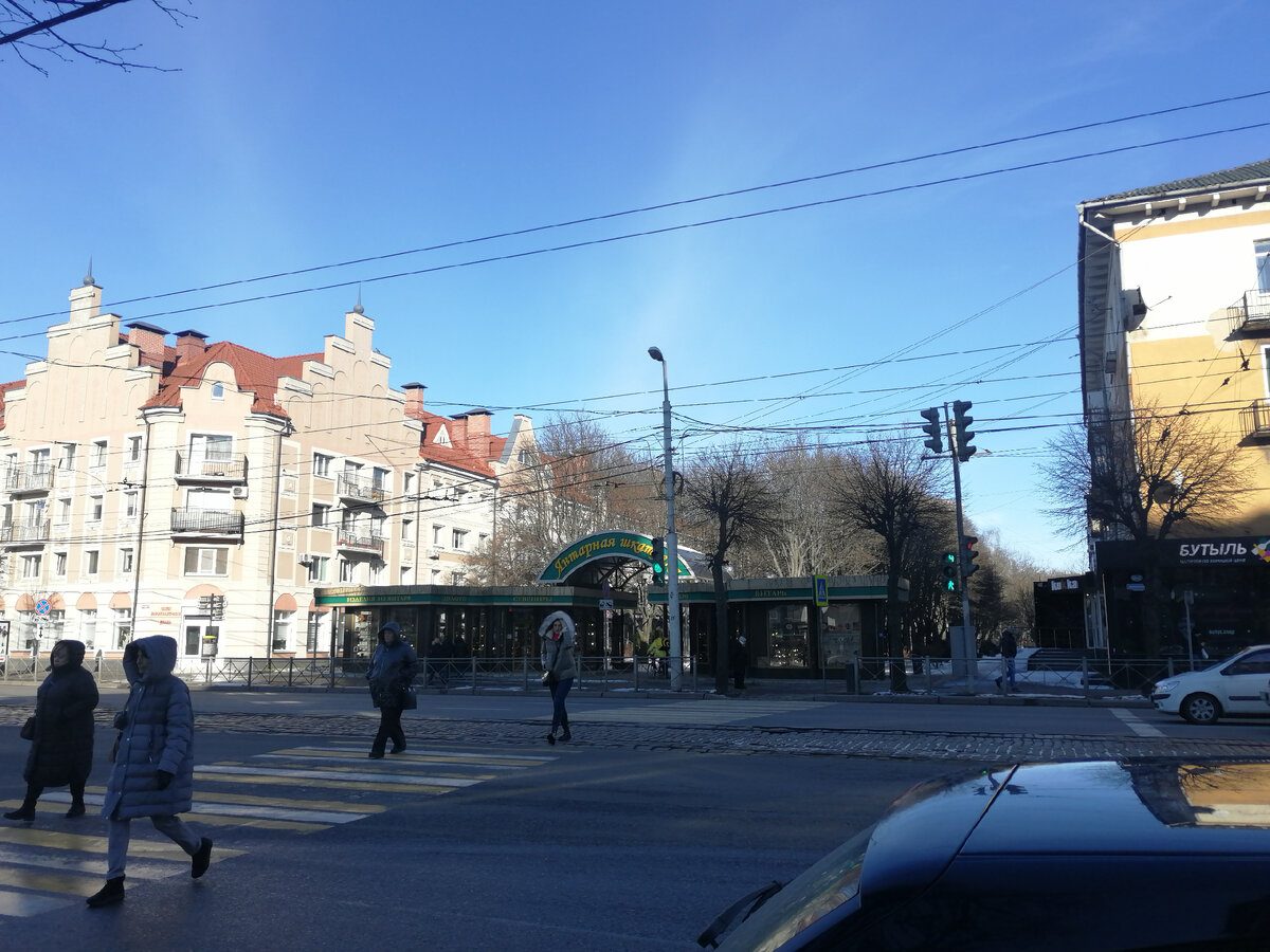 Ленинский проспект пересекает улицу, которая с одной стороны Барнаульская, а с другой генерала Соммера. 