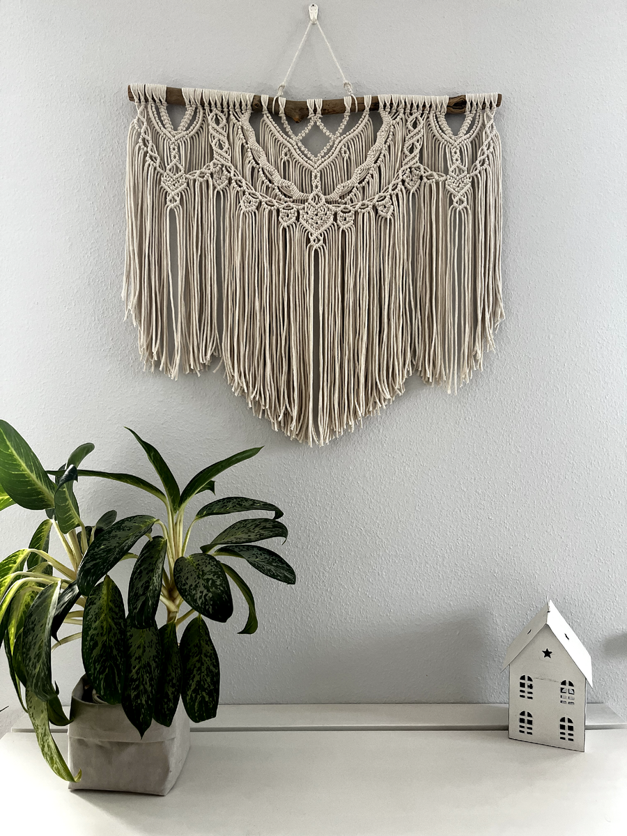 Панно в технике макраме, выполненное автором школы Zacramaschool