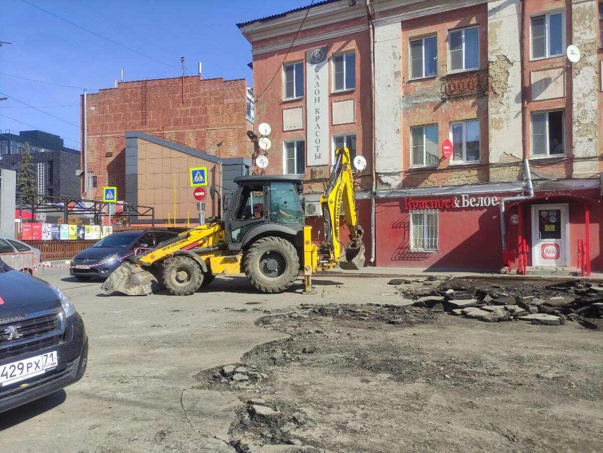 В сквере появится картинная галерея, лавочки и урны. На все работы выделено 18 млн рублей.Предполагается, что большинство коммуникаций уберут под землю. Парковки в этом месте больше не будет.