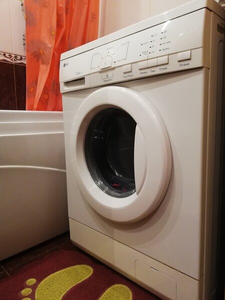 На улице стоит весенняя погода и наступает время когда тёплые куртки нужно убирать в дальний угол вашей гардеробной комнаты. За зимний сезон верхняя одежда может немного запачкаться и её необходимо постирать. Но, что делать если это пуховик, а до прачечной ехать далеко? Или просто хочется немного сэкономить!