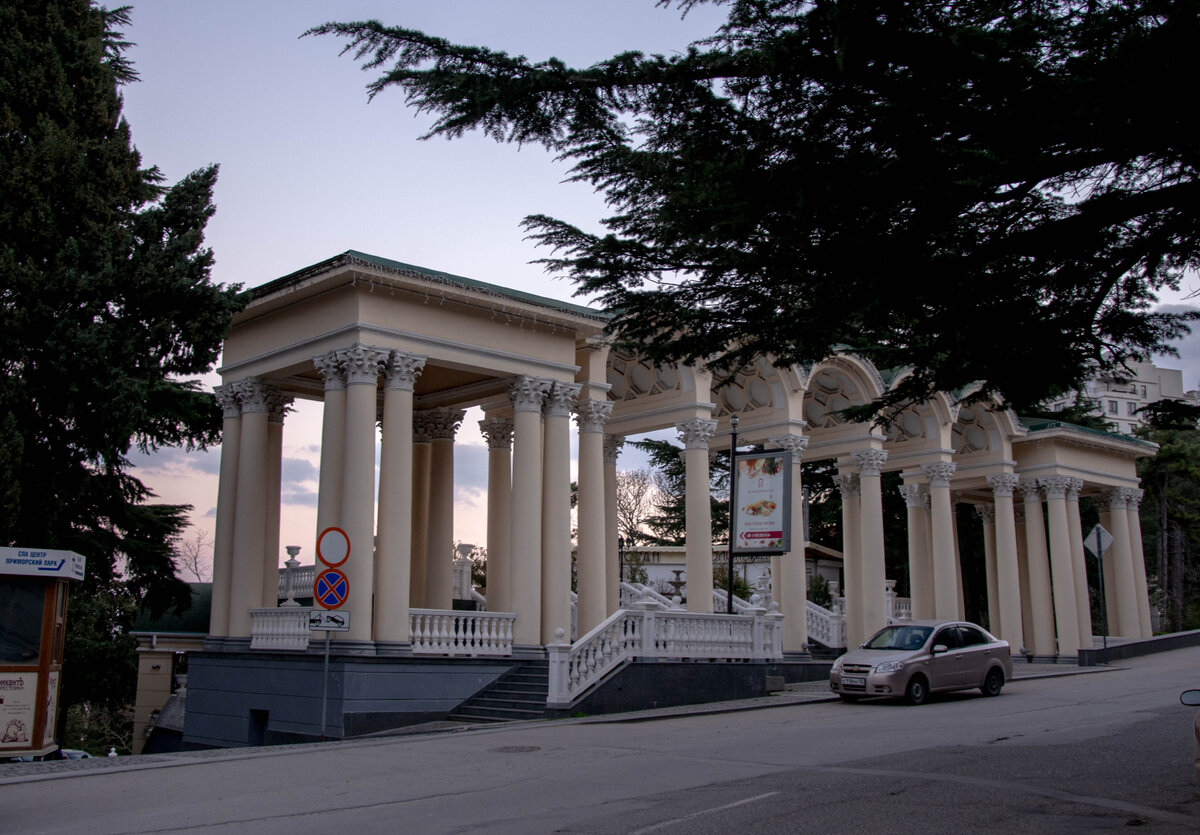 Приморский парк колоннада ресторан. Ресторан колоннада ялта фото. Колоннада ялта. Ялта колоннада ресторан колоннада. Колоннада ялта.