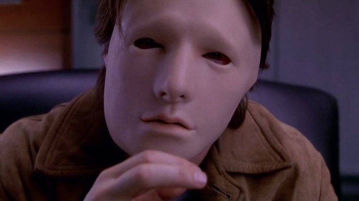 
Ванильное небо.
По сюжету главный герой картины прибывает в 150-летней заморозке в криогенной камере, при этом параллельно существуя в созданном для него виртуальном мире. Все бы ничего, вот только реальная крионика подразумевает полную заморозку всех органов человека, включая головной мозг. Таким образом, никаких видений быть не может, поскольку активность нейронов отсутствует. 
