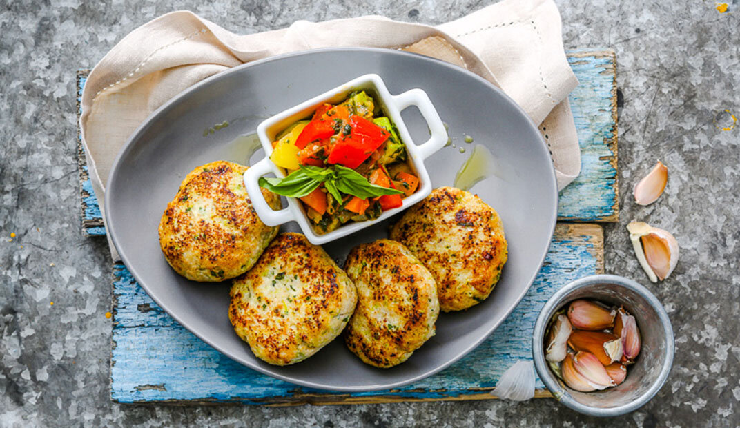 Котлеты с грудки индейки. Котлетки из фарша индейки. Рубленые куриные котлетки из индейки. Биточки из индейки. Котлеты индейка с творогом.