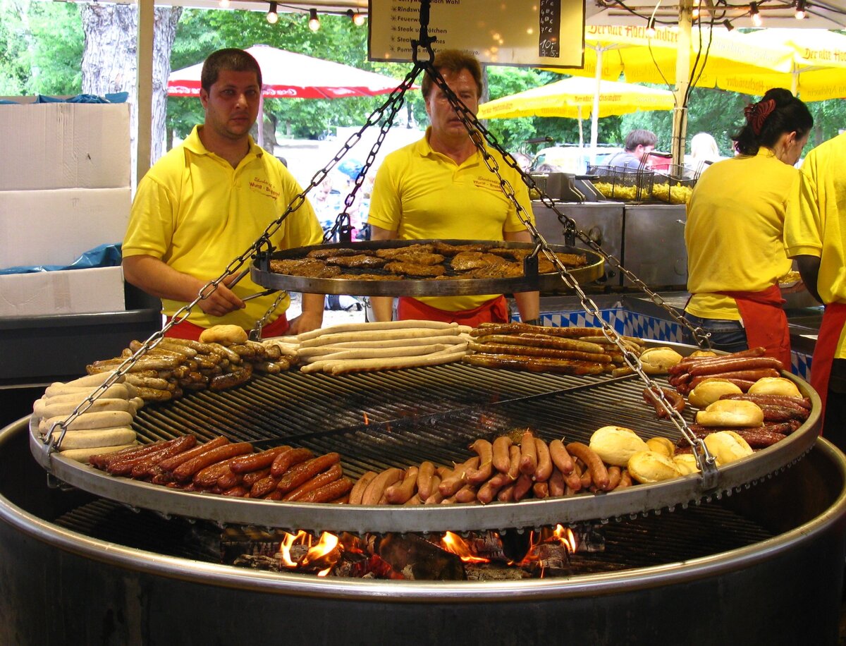где едят немцы. октоберфест в германии. колбаса в германии. октоберфест мюнхен колбаски. где едят немцы.