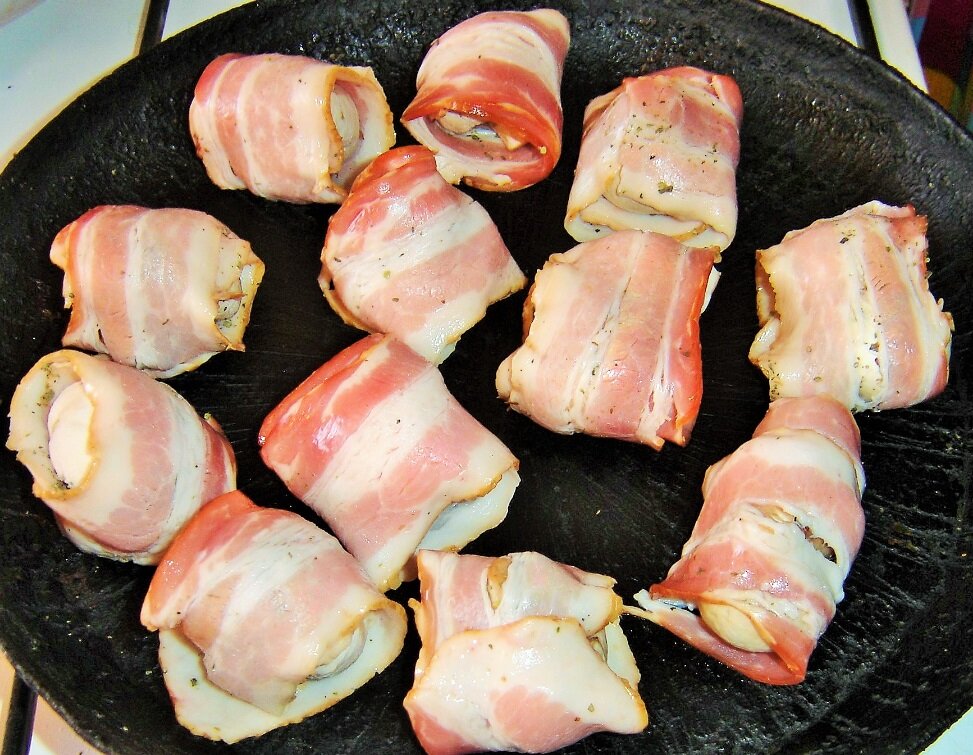 Куриные голени с беконом в духовке рецепт с фото пошагово