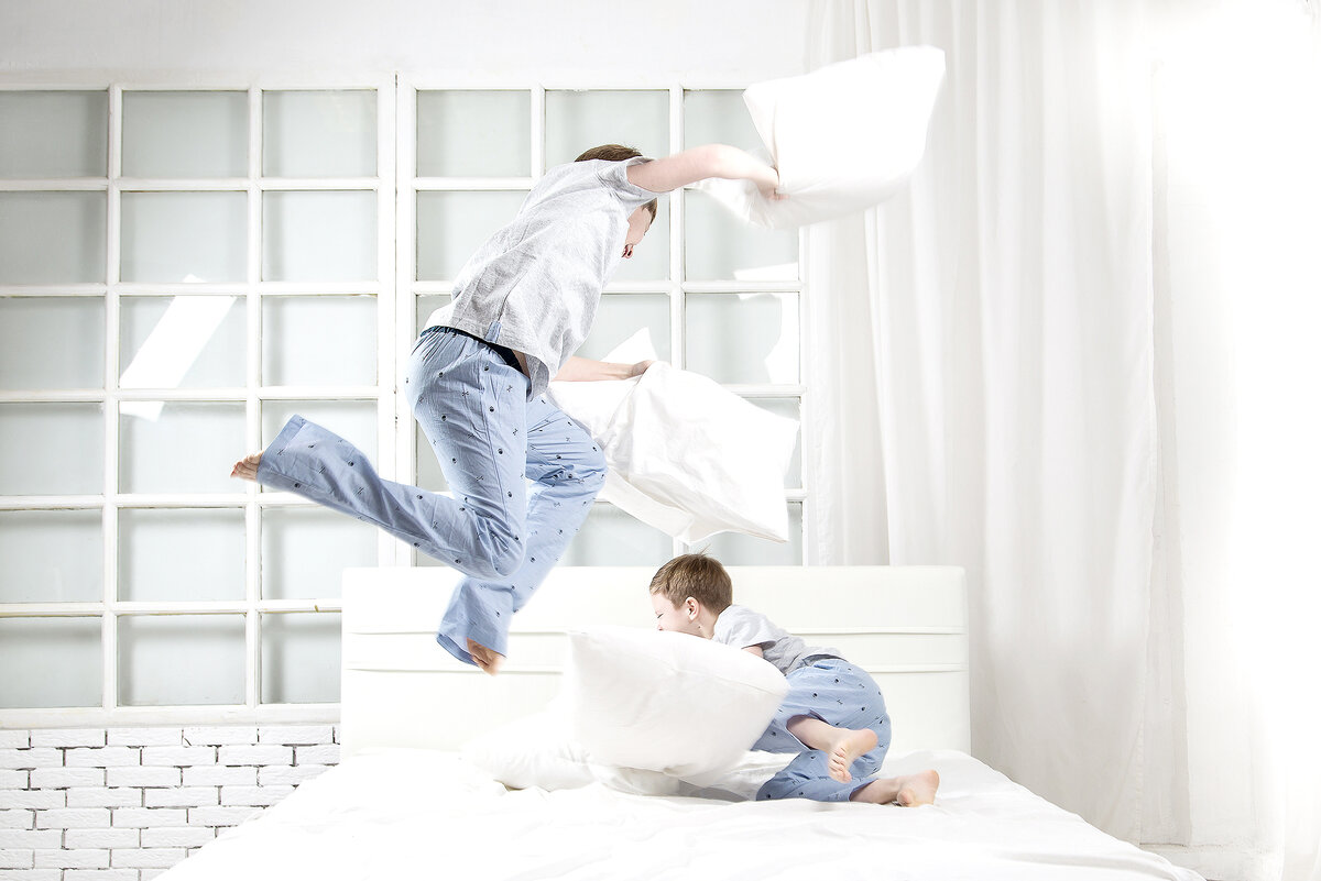 Бой подушками на кровати. Прыгать на кровати. Семейные прыжки на кровати.