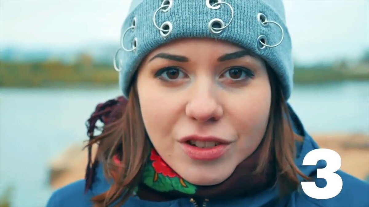 
Сиськи замерзают и болят на холоде,
Аж порвал сосок бюстгалтер мой.
Бабочки замёрзли насмерть в моём животе
И всё это даже не зимой.
 
Тут, тут не Пуэрто-Рико и не Суринам,
Тут выживает тот кто хоть немного пьян.
В армию ты годен будешь и без пульса,
 
Я в ЖЭК пошла и вылила свою печаль:
Мол где отопленье, на носу январь,
Но начальник ЖЭКа мне ответил хмуро:
 
Пососи ты,
Мало что изменится от менингита.
Тебе тепло, раз ты везде побрита,
А пока что в трупе лошади поспи ты.
 
Пососи ты,
И открой себе все прелести цистита,
Удовлетворить такие аппетиты
Ничего не стоит, просто пососи ты.
 
Мы сосем усердно, нежно,
Не сбиваясь с ритма
Только жаль что мало прока,
Только домик для утёнка
 
Пусть мы не богаты,
Но сосать мы только рады
Чтобы было больше денег
На ракеты и гранаты
 
За Путина я галку ставила,
И свечку тоже ставила,
Так говорить в полиции
Взяла себе за правило.
 
Говорят, что у него конец длиною с БАМ, БАМ
Говорят, что с Трампом скоро сделает он «Бам-бам!»
Неспешно больше Брежнева успешно нами правит.
Шучу насчёт успешно, он просто нами правит.
Все равно довольны мы страной
(Ну тут нельзя быть недовольными, долгая история)
 
Соси ты, соси ты, и на завод вали ты,
А за это Путин даст те водки литр.
Населенье пресса бережёт от стресса,
От сглаза, нефти, газа, леса и прогресса.
Элита со свитой золотом покрыты,
Я микрокредитом расплачусь с «Магнитом»
Бабушка с протезом вышла из собеса,
Ей совет там дали очень интересный:
 
Пососи ты,
Это профилактика радикулита,
Также помогает и от ларингита,
Лучше чем в больнице богом позабытой.
 
Дефицита
Нет у них в минете, просто им по фану
Раздавать белок голодным россиянам,
Ожидая что они с коленей встанут.
 
Мы сосем усердно, нежно,
Не сбиваясь с ритма
Только жаль что мало прока,
Только домик для утёнка.
Пусть мы не богаты,
Но сосать мы только рады
Чтобы было больше денег
На ракеты и гранаты
 
Дно пробито,
Если называем мы царём бандита,
Если всех богаче здесь митрополиты,
А боятся всё равно лишь трансвеститов...