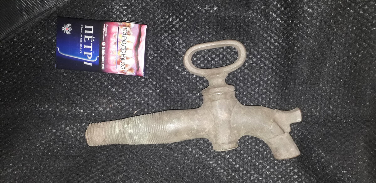 На кране безупречно работает поворотный механизм,чуть-чуть отмыть,отчистить и хоть сейчас ставь домашнее вино!