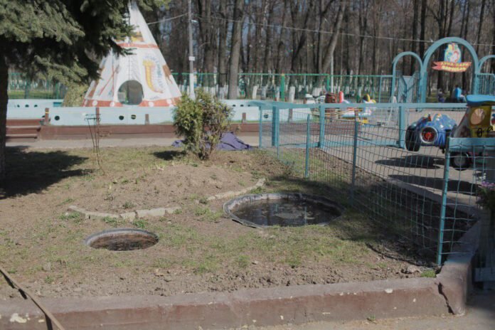 Дети проваливались декоративные водоемы в Парке Мира